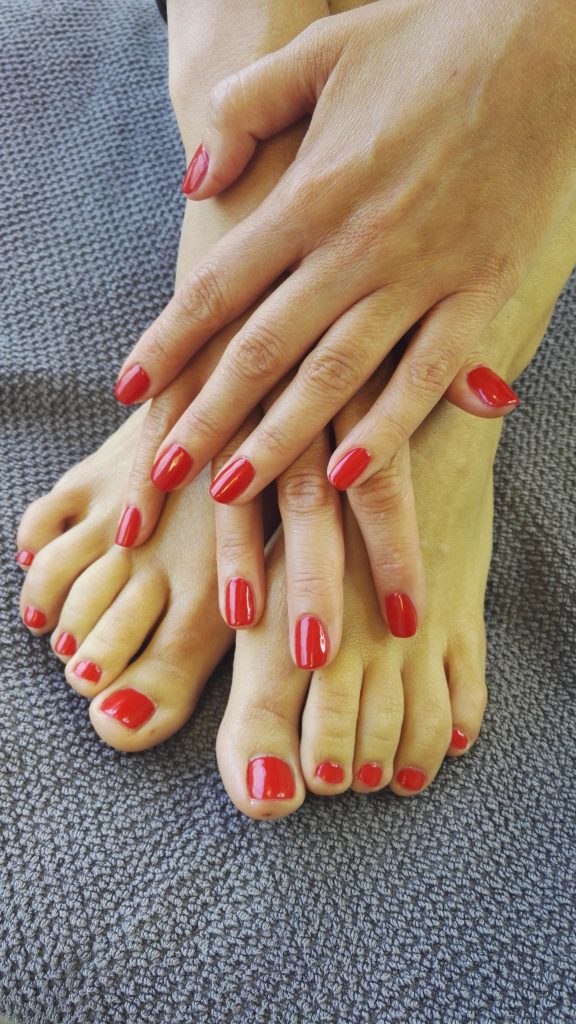 Varpaankynsien geelilakkaus ja pedikyyri kauneushoitolassa Lappeenrannassa