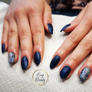 Geelilakkaus koristeilla