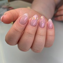 Geelilakkaus glitter koristeilla