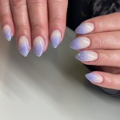 Kaunis ombre sävy kynsissä, geelilakkauksella