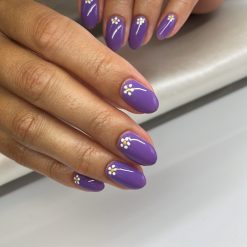 Oman kynnen vahvistus ja geelilakkaus sekä kauniit kukkakoristeet