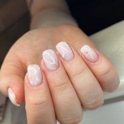 Geelilakkaus vahvistuksella, joissa on kauniit koristeet